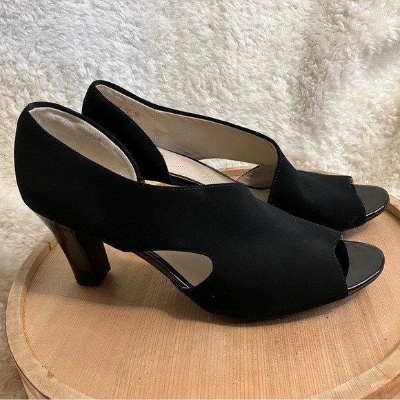 EUC Life Stride Soft System Caren Faux Suede Leather Cut-out Size 11 - Picture 1 of 10